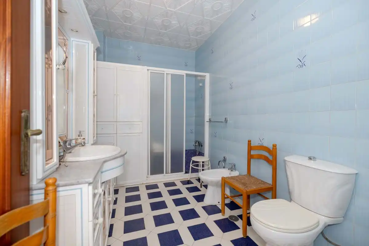 Badezimmer von Einfamilien-Reihenhaus zum Verkauf in Dos Hermanas mit Klimaanlage, Heizung und Privatgarten