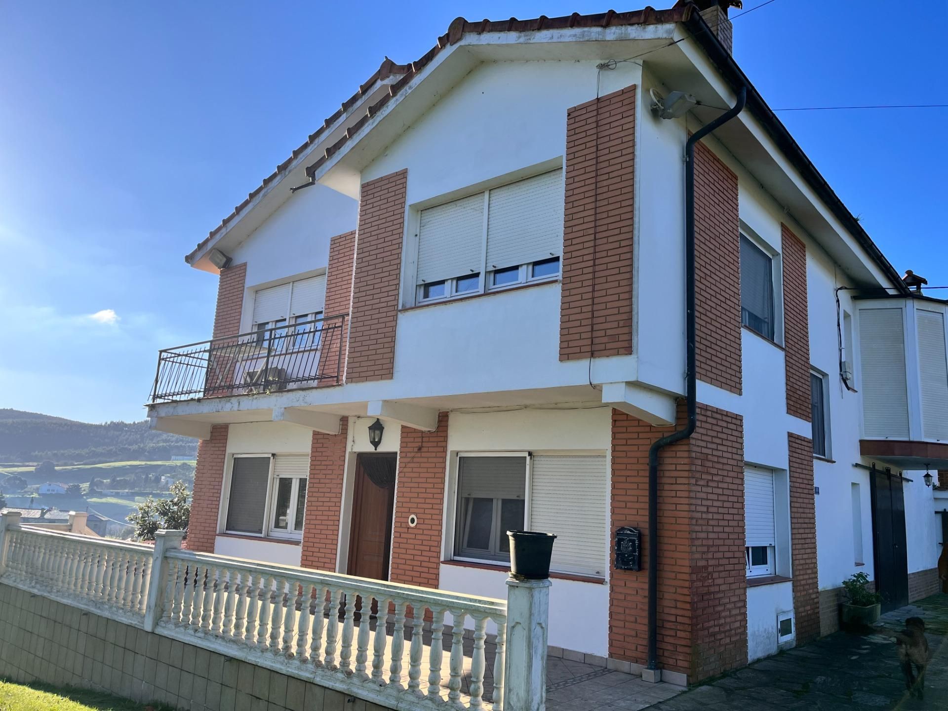 Vista exterior de Casa o xalet en venda en Bareyo amb Calefacció, Jardí privat i Terrassa