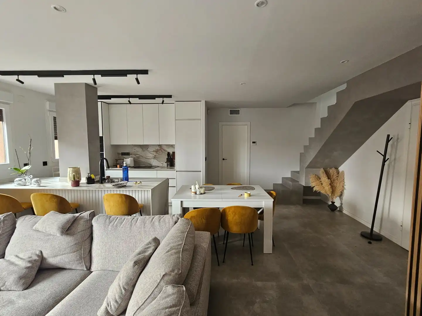 Sala d'estar de Dúplex de lloguer en  Madrid Capital amb Aire condicionat, Calefacció i Moblat