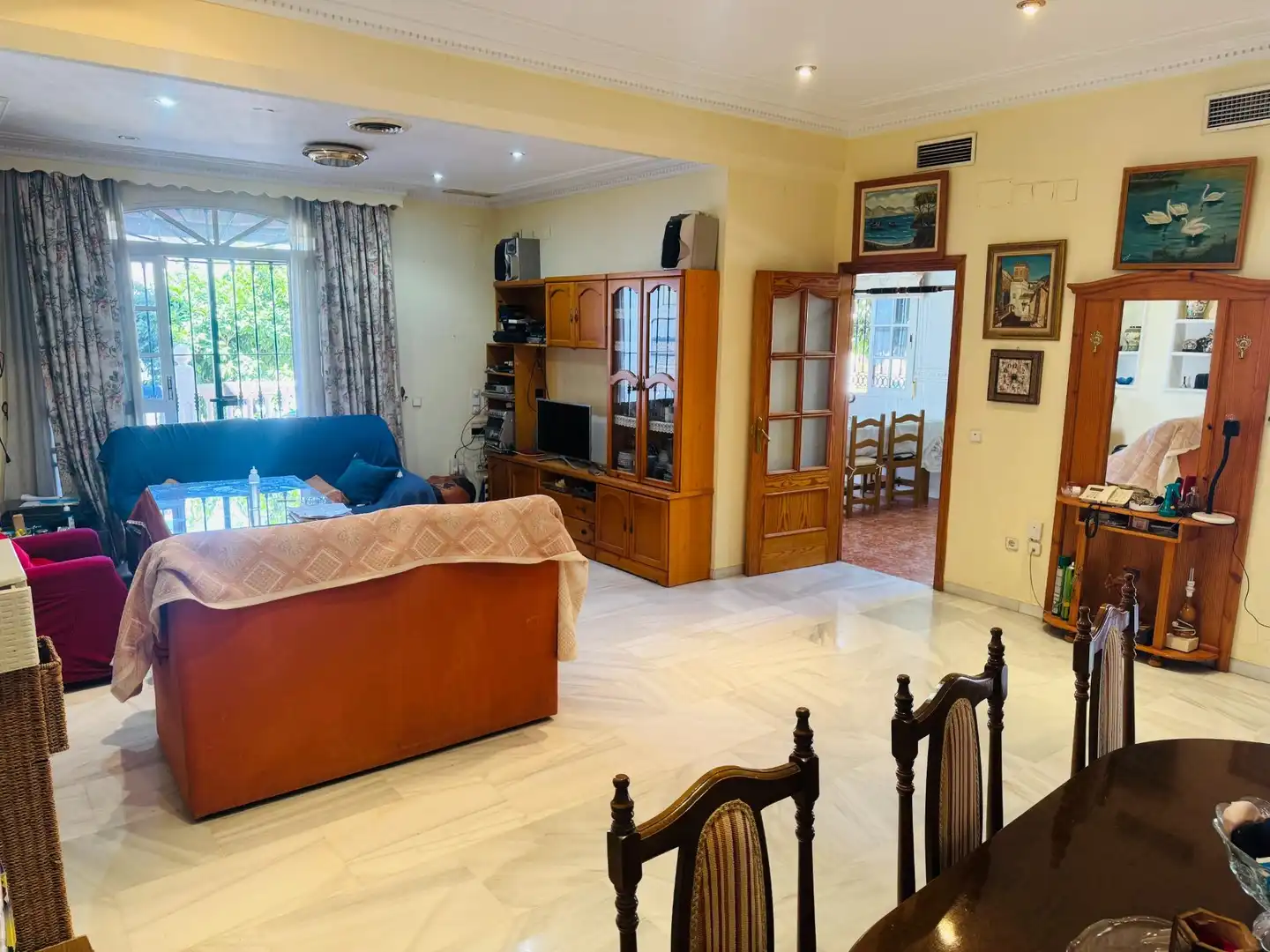 Sala d'estar de Casa adosada en venda en La Rinconada amb Aire condicionat, Jardí privat i Terrassa