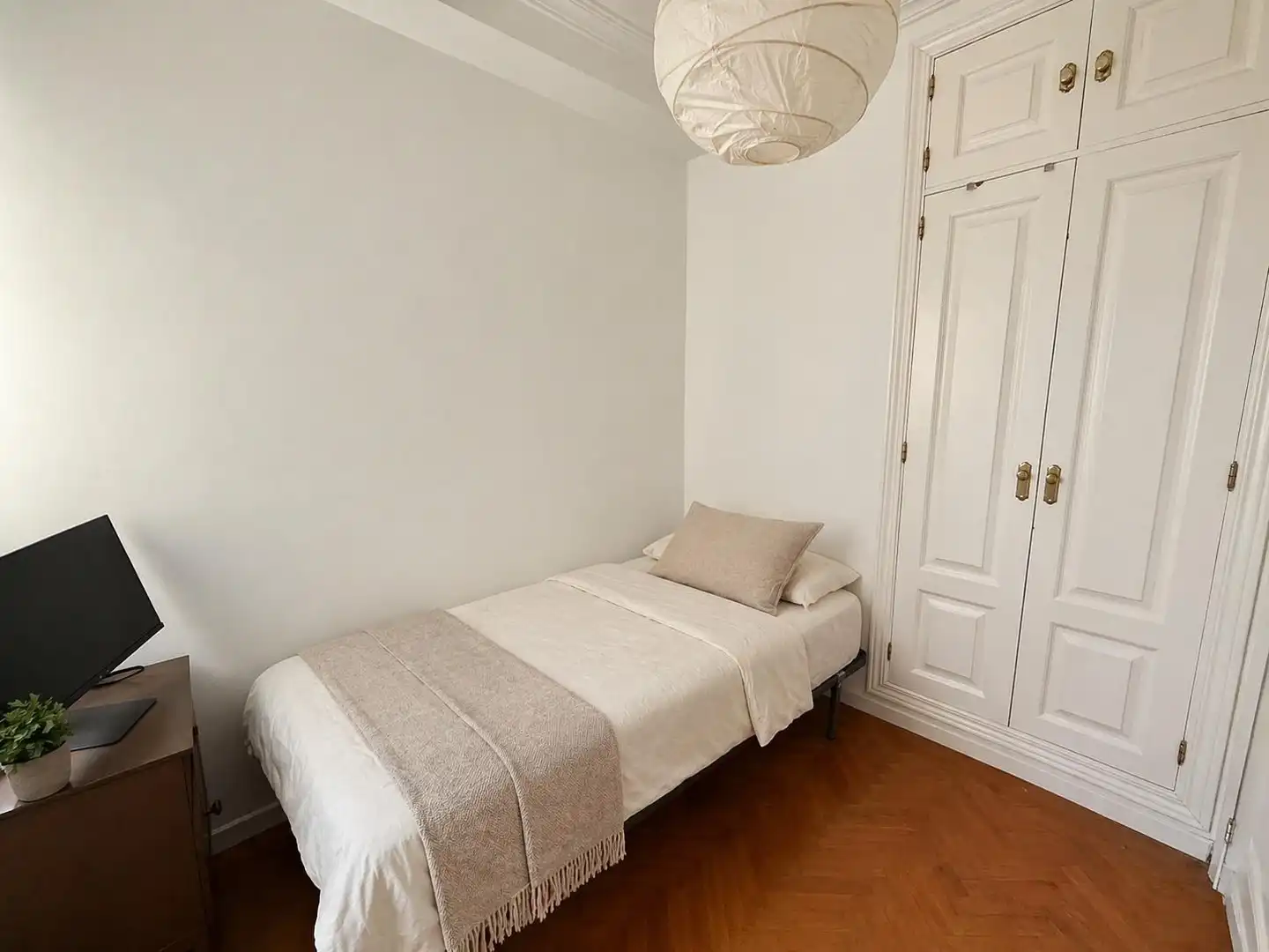 Schlafzimmer von Wohnung zur Miete in Madrid mit Heizung, Möbliert und Balkon