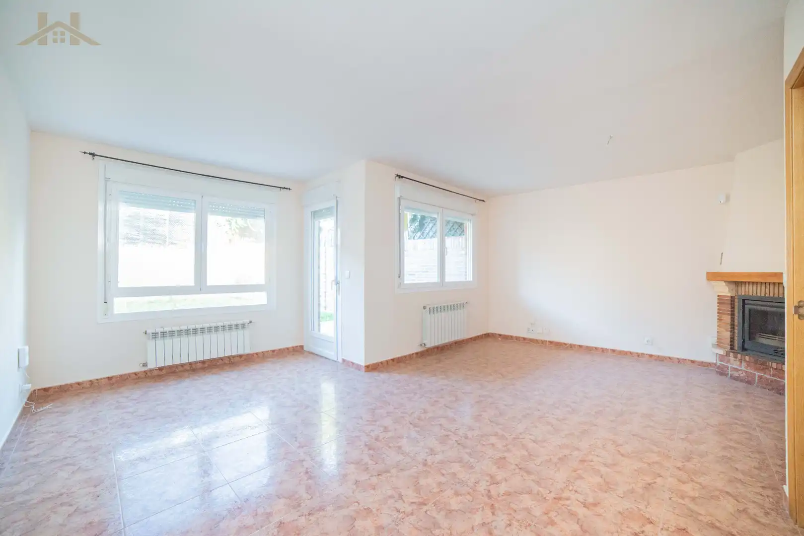 Sala d'estar de Casa adosada en venda en Valdemoro amb Calefacció, Jardí privat i Terrassa