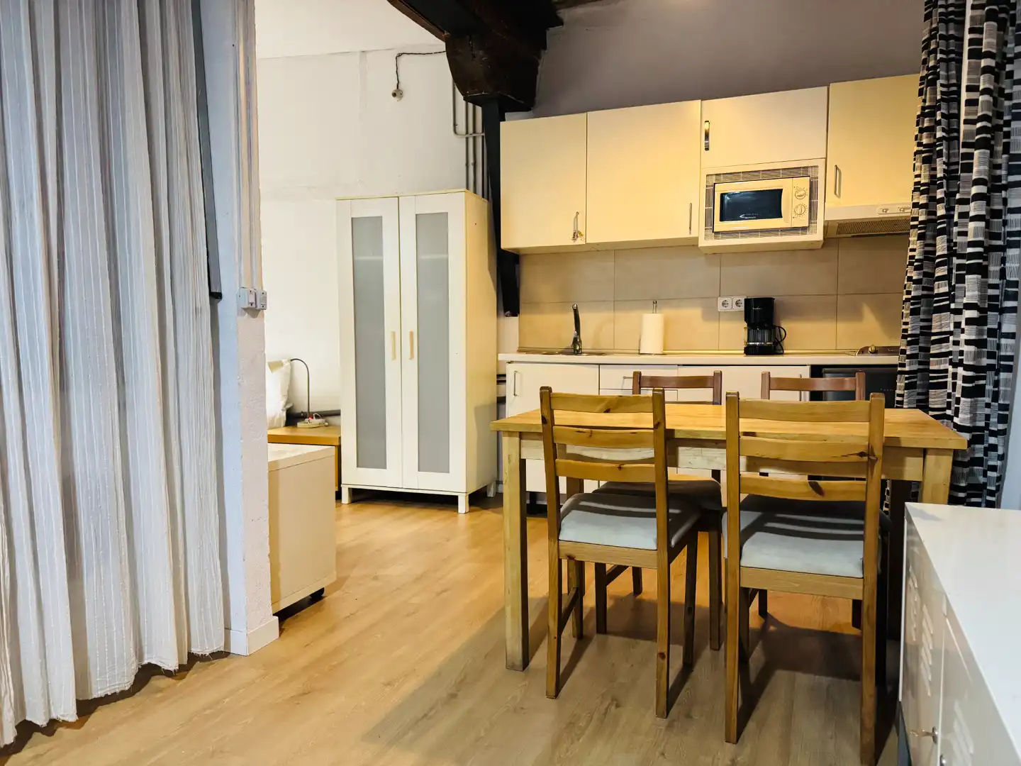 Cuina de Estudi de lloguer en Barcelona amb Aire condicionat, Parquet i Moblat