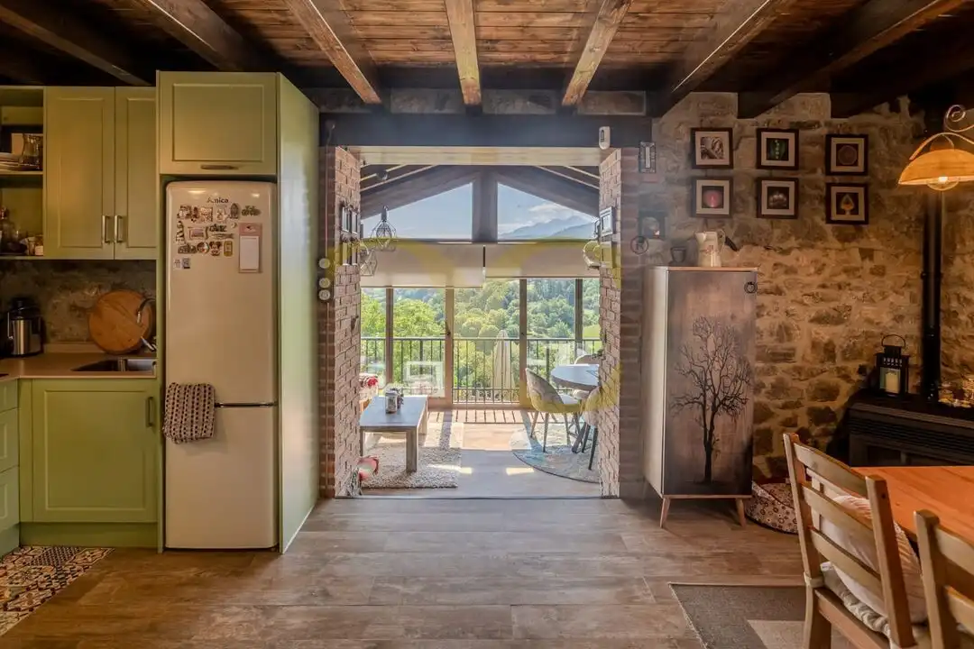 Cuina de Casa o xalet en venda en Cangas de Onís amb Calefacció, Jardí privat i Terrassa