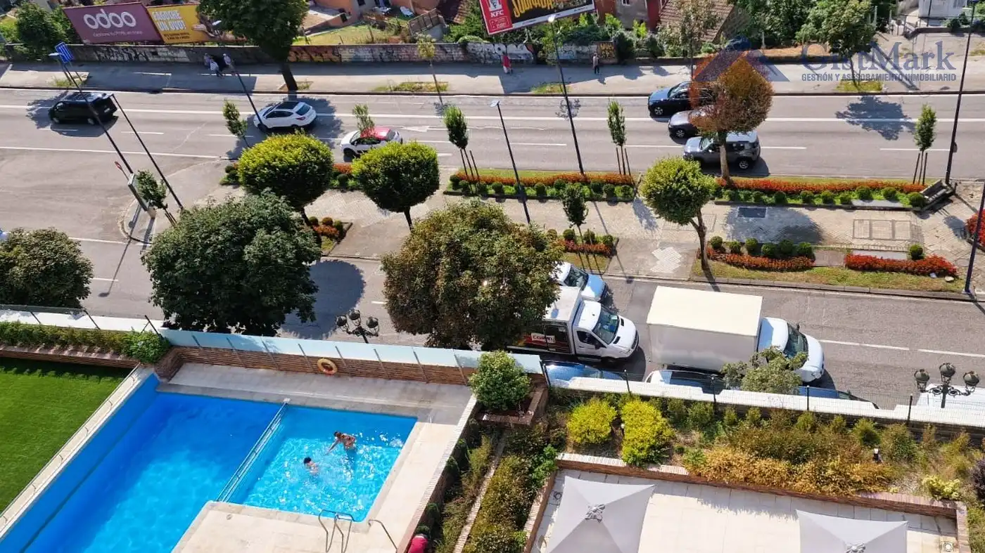 Piscina de Piso en venta en Vigo  con Calefacción, Parquet y Terraza