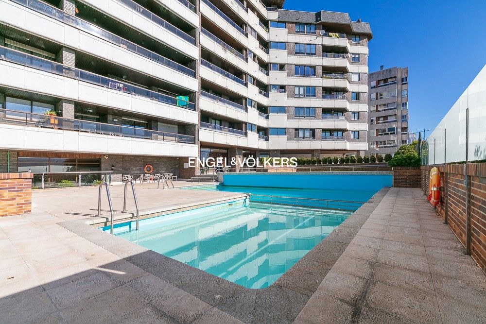Piscina de Àtic en venda en Vigo  amb Aire condicionat, Calefacció i Parquet