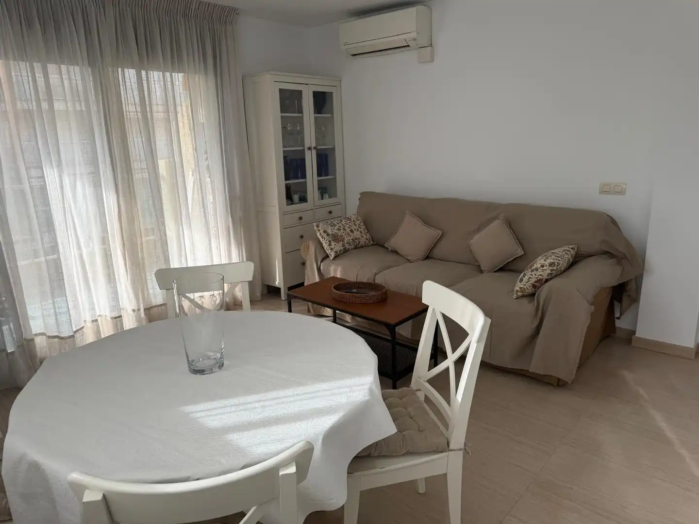 Sala de estar de Apartamento de alquiler en Fuengirola con Aire acondicionado, Calefacción y Terraza