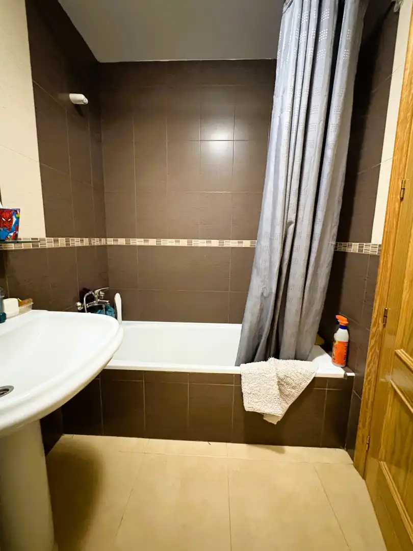 Baño de Piso en venta en Totana con Amueblado, Lavadora y Internet