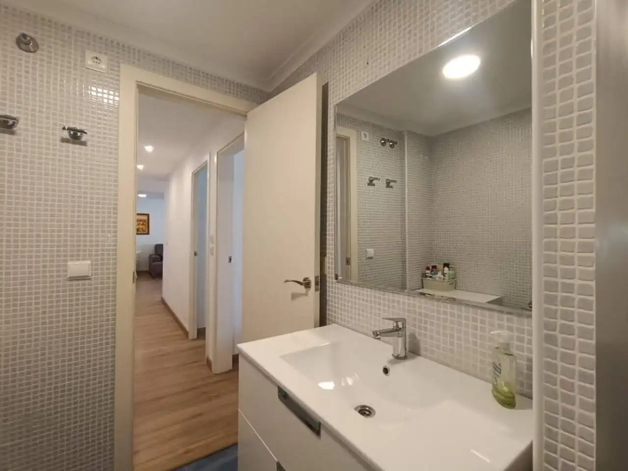 Bany de Apartament de lloguer en El Campello amb Aire condicionat, Terrassa i Moblat