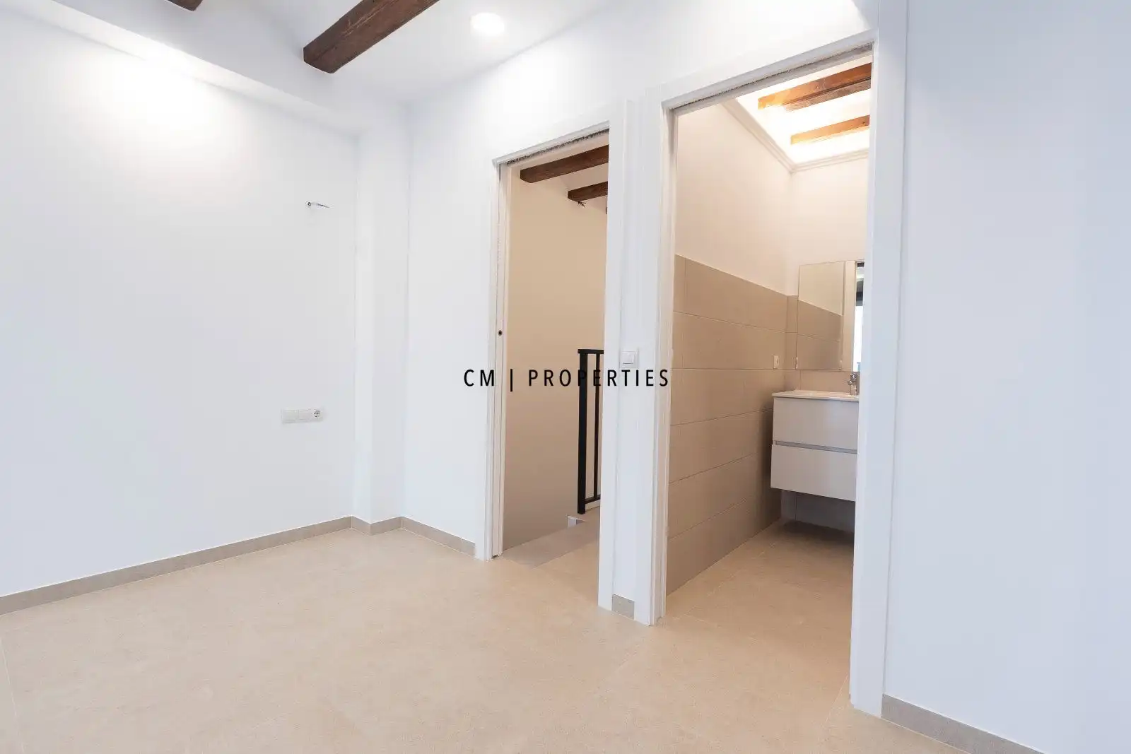 Flat for sale in Valencia  with Air Conditioner, Heating and Swimming Pool
