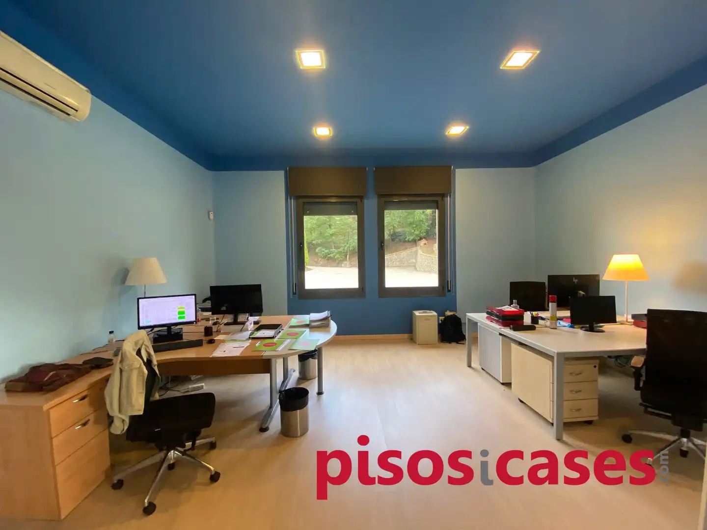 Office for rent in Manlleu  with Air Conditioner