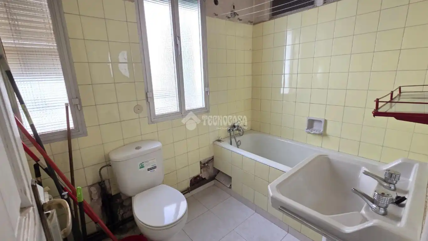 Badezimmer von Wohnung zum Verkauf in Madrid mit Klimaanlage, Heizung und Parkett