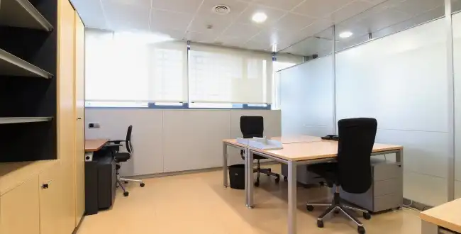 Büro zur Miete in Girona mit Klimaanlage, Heizung und Balkon