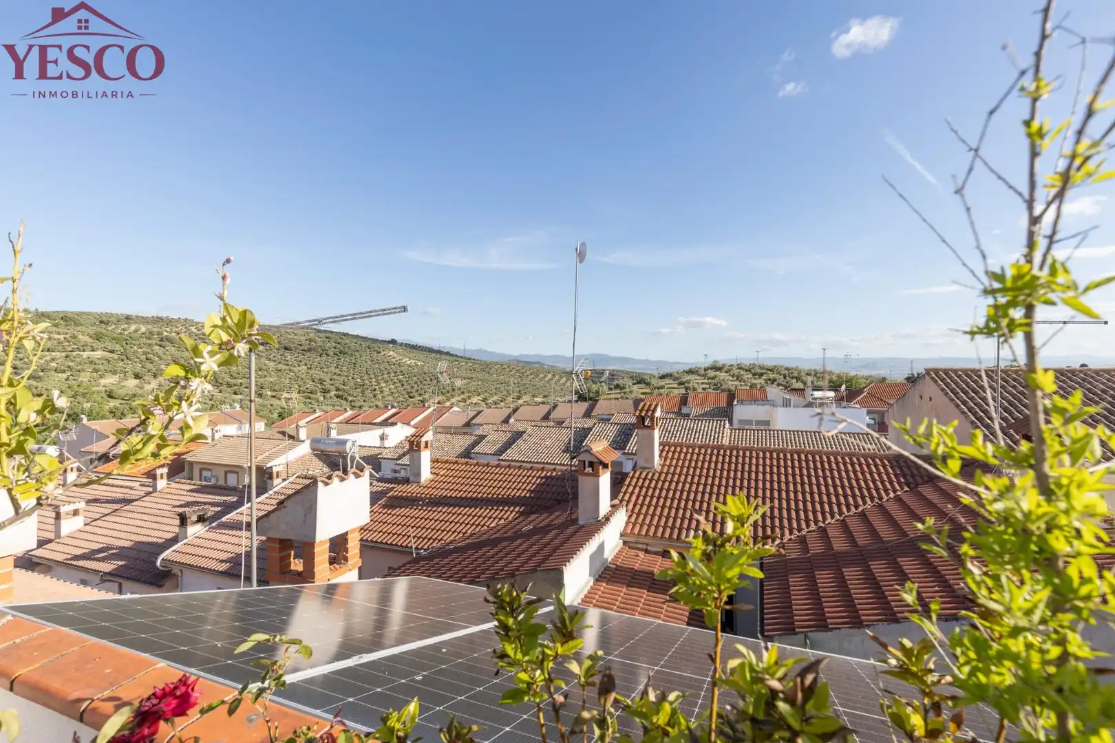 Vista exterior de Casa adosada en venta en Güevéjar con Calefacción, Terraza y Balcón