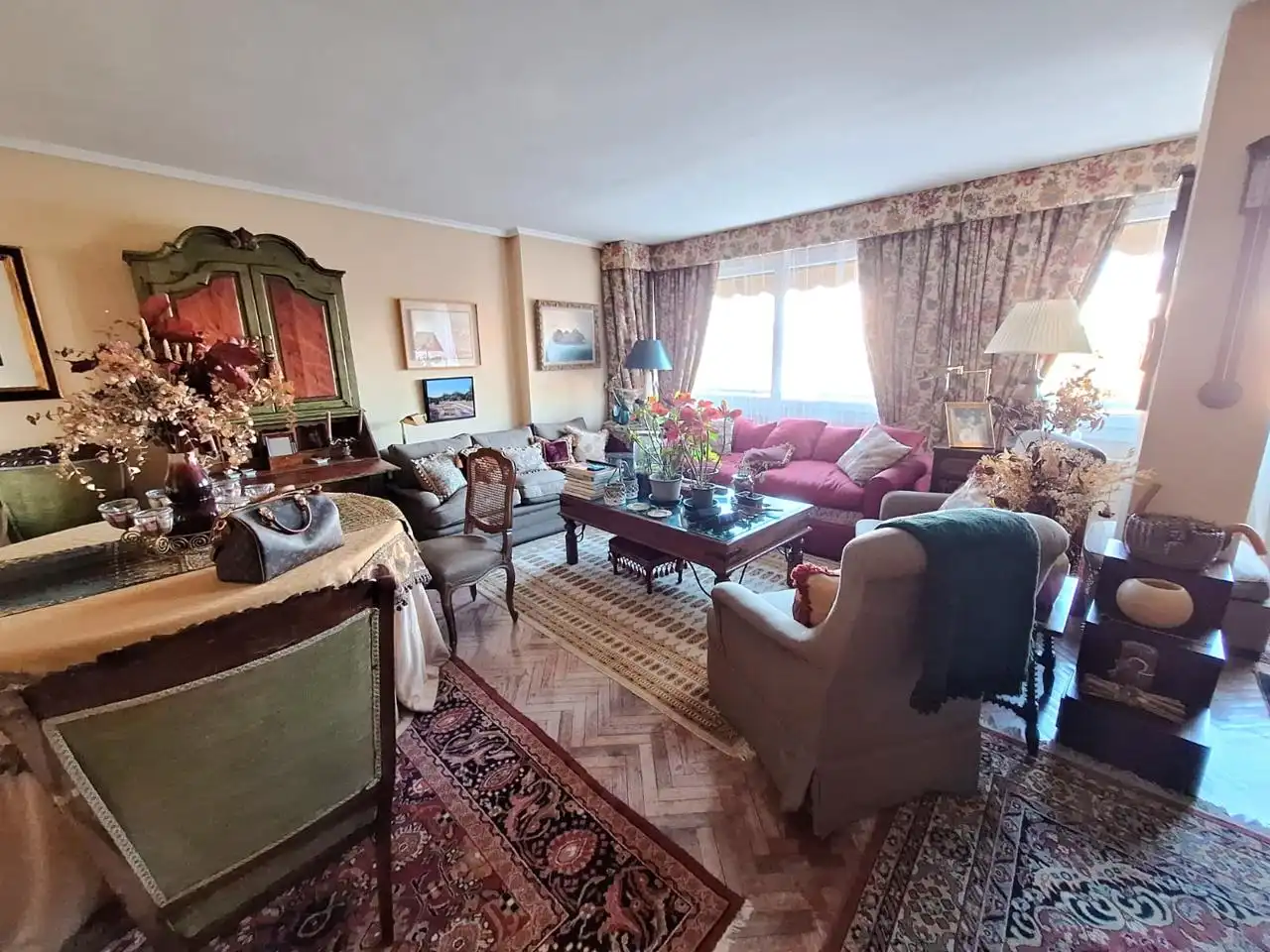 Sala de estar de Piso en venta en  Madrid Capital con Parquet, Trastero y Piscina comunitaria