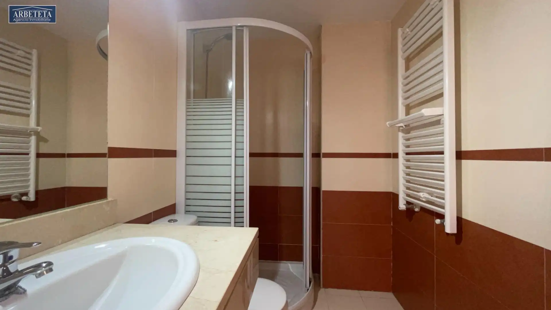Baño de Ático en venta en Guadalajara con Calefacción, Terraza y Trastero
