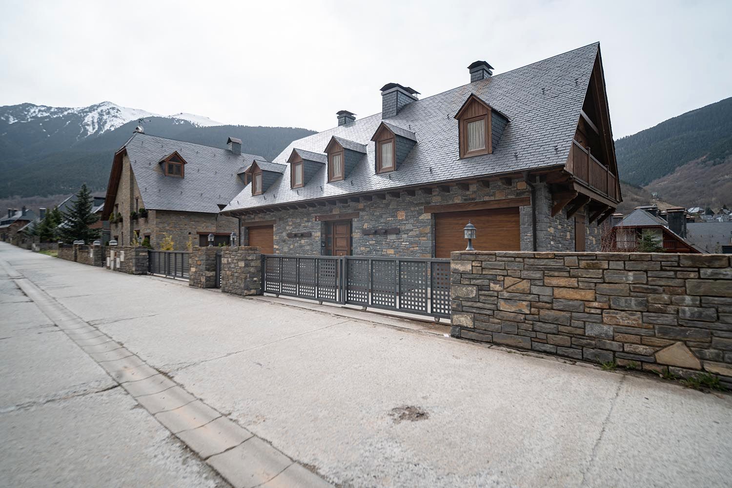 Vista exterior de Casa o xalet en venda en Vielha e Mijaran amb Jardí privat, Parquet i Terrassa
