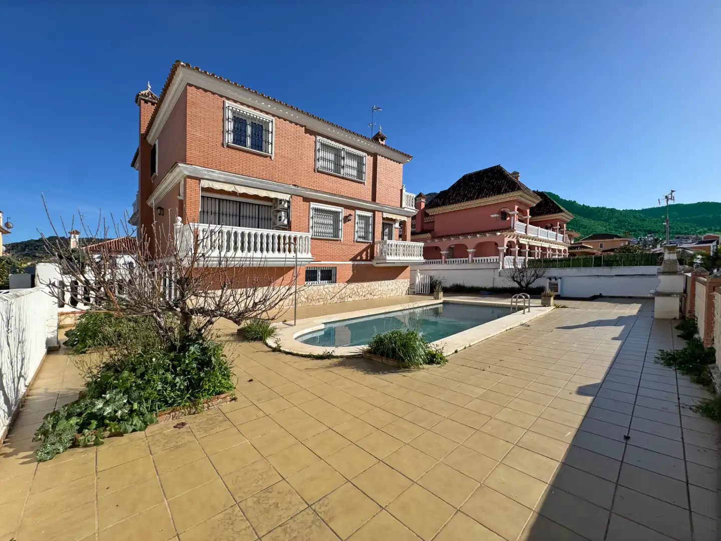 Vista exterior de Casa o xalet en venda en Alhaurín de la Torre amb Aire condicionat, Calefacció i Jardí privat