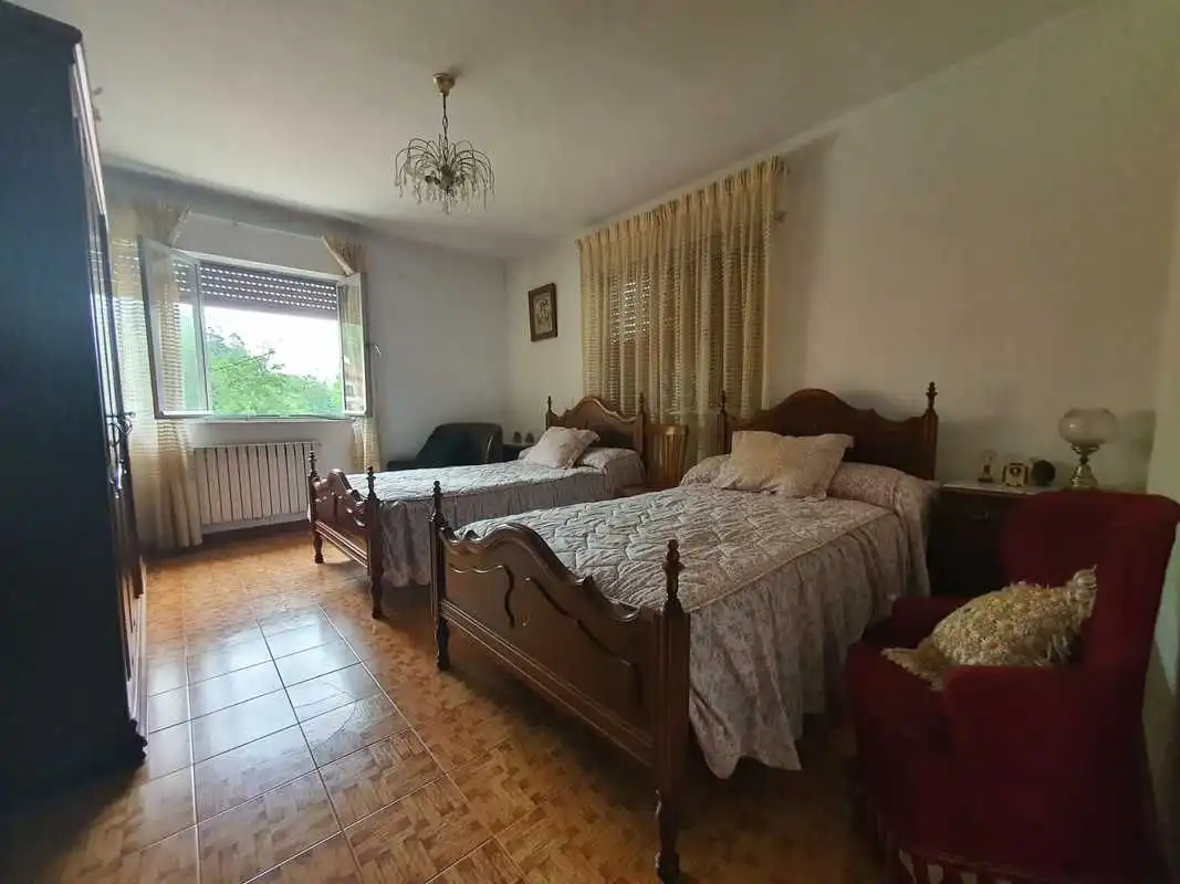 Dormitori de Casa o xalet en venda en Llanes amb Calefacció i Jardí privat