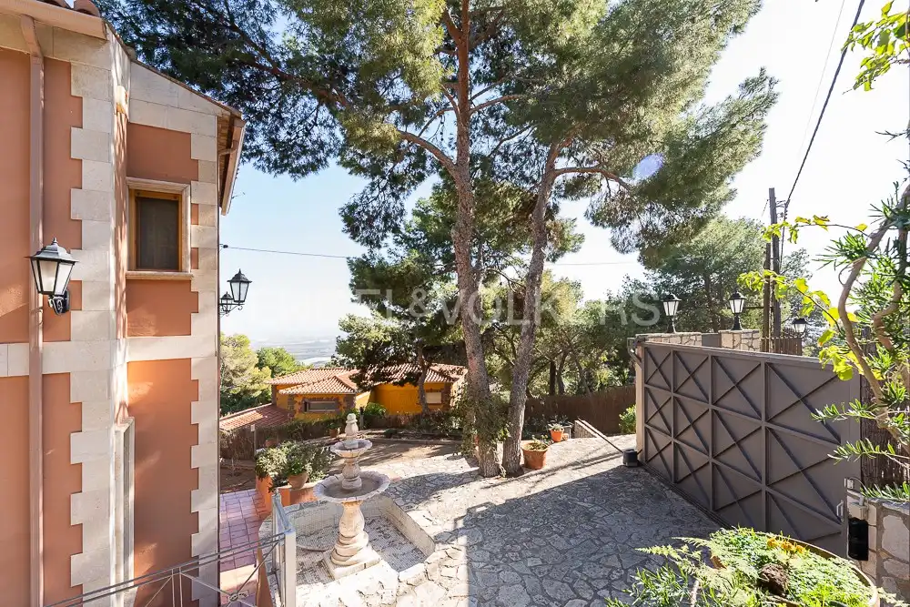 Vista exterior de Casa o xalet en venda en Sagunto / Sagunt amb Calefacció, Jardí privat i Parquet
