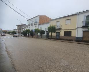 Vista exterior de Casa adosada en venda en Sabiote amb Terrassa i Balcó