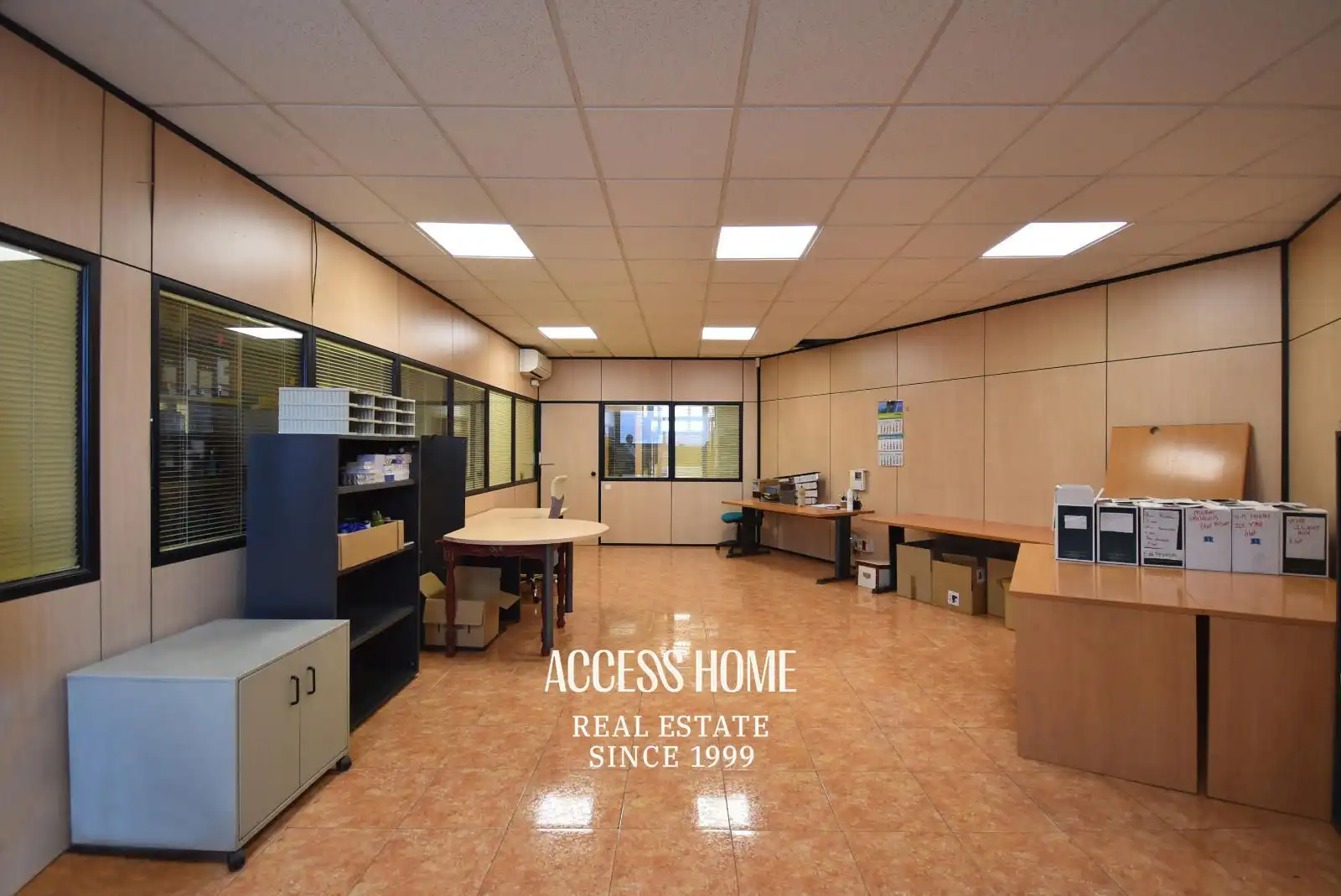 Office for rent in Badalona  with Air Conditioner and Alarm