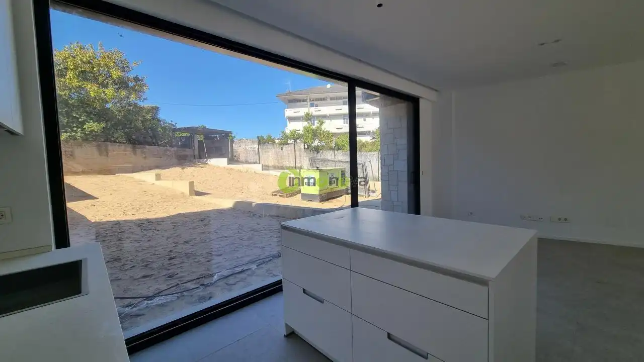 Vista exterior de Casa adosada en venta en Nigrán con Calefacción, Jardín privado y Terraza