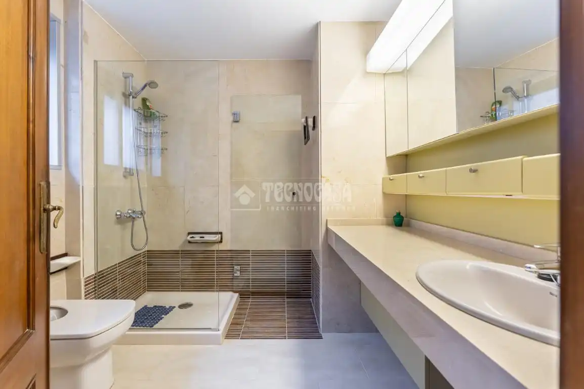 Baño de Piso en venta en Madrid con Aire acondicionado, Calefacción y Piscina comunitaria