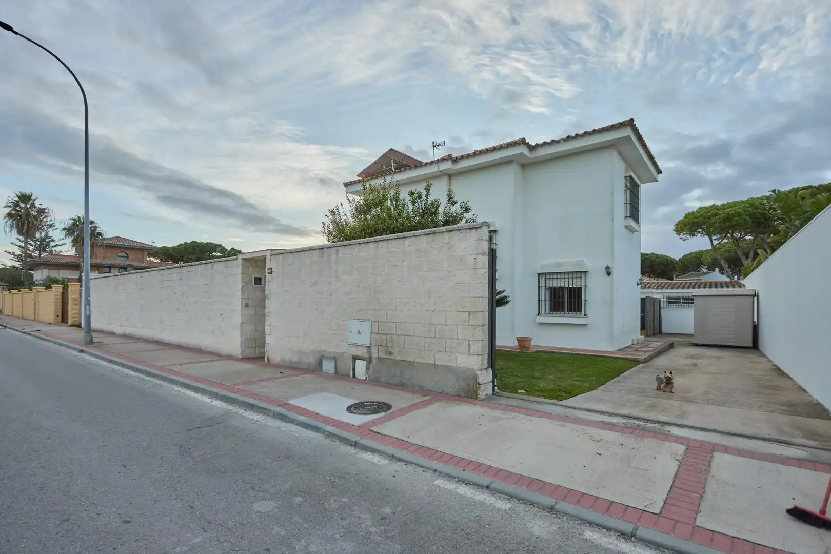 Vista exterior de Casa o xalet en venda en El Puerto de Santa María amb Jardí privat i Piscina comunitària