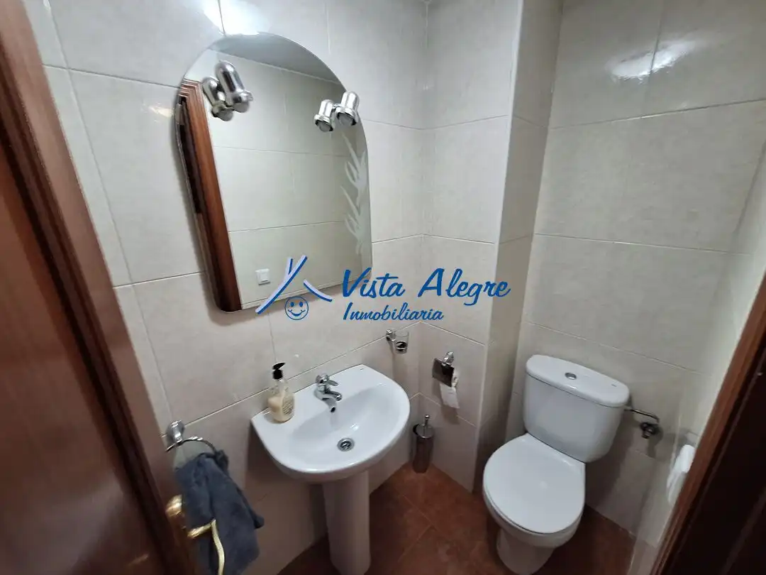 Badezimmer von Einfamilien-Reihenhaus zum Verkauf in Santo Domingo de la Calzada mit Heizung, Privatgarten und Terrasse