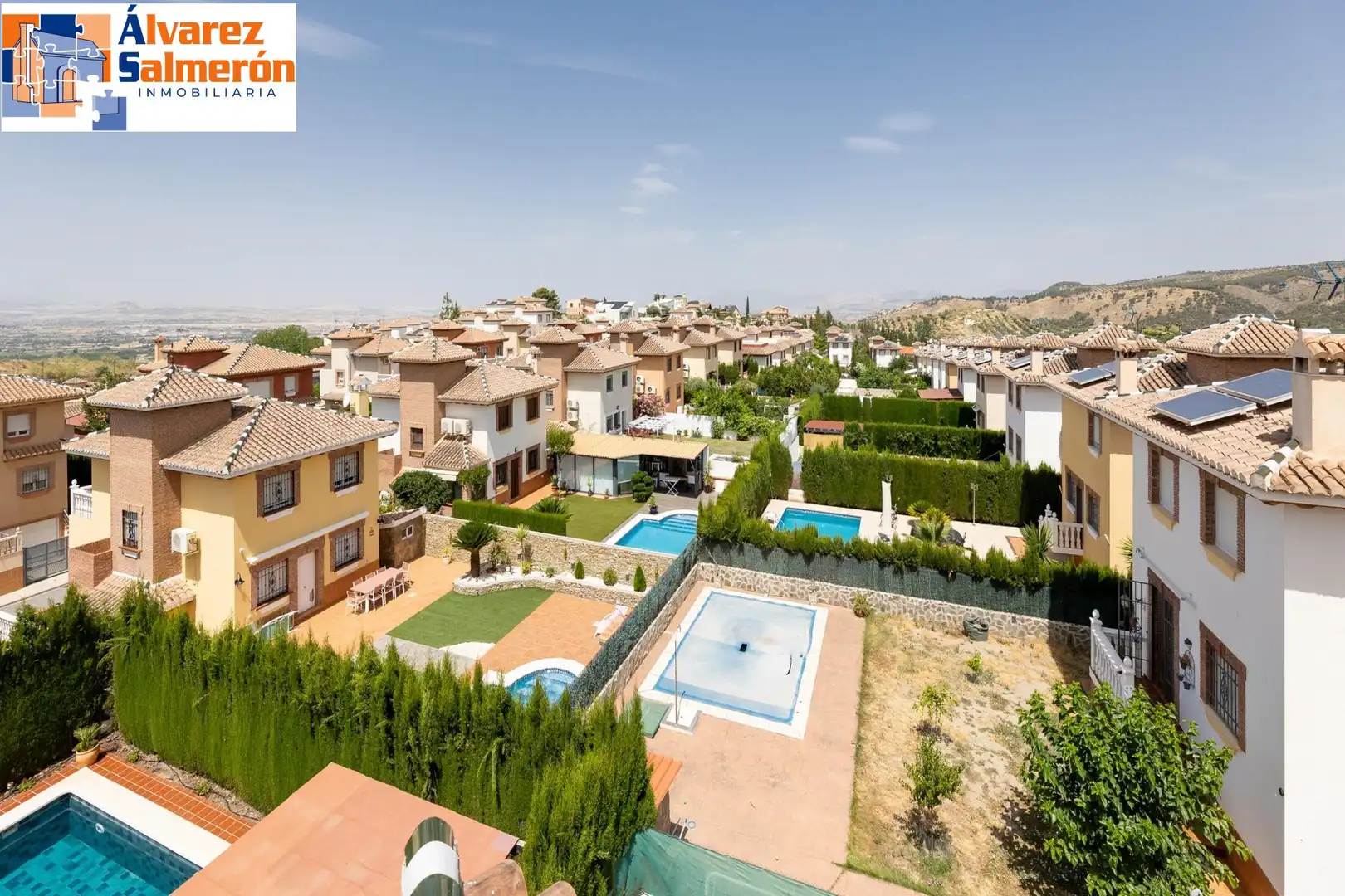 Vista exterior de Casa o chalet en venta en Huétor Vega con Aire acondicionado, Calefacción y Jardín privado