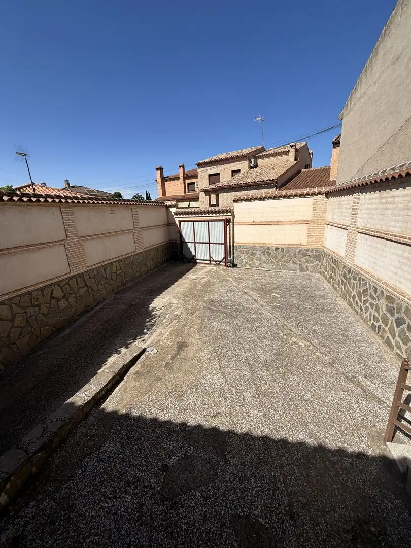 Aparcament de Casa o xalet en venda en Polán amb Aire condicionat, Calefacció i Jardí privat