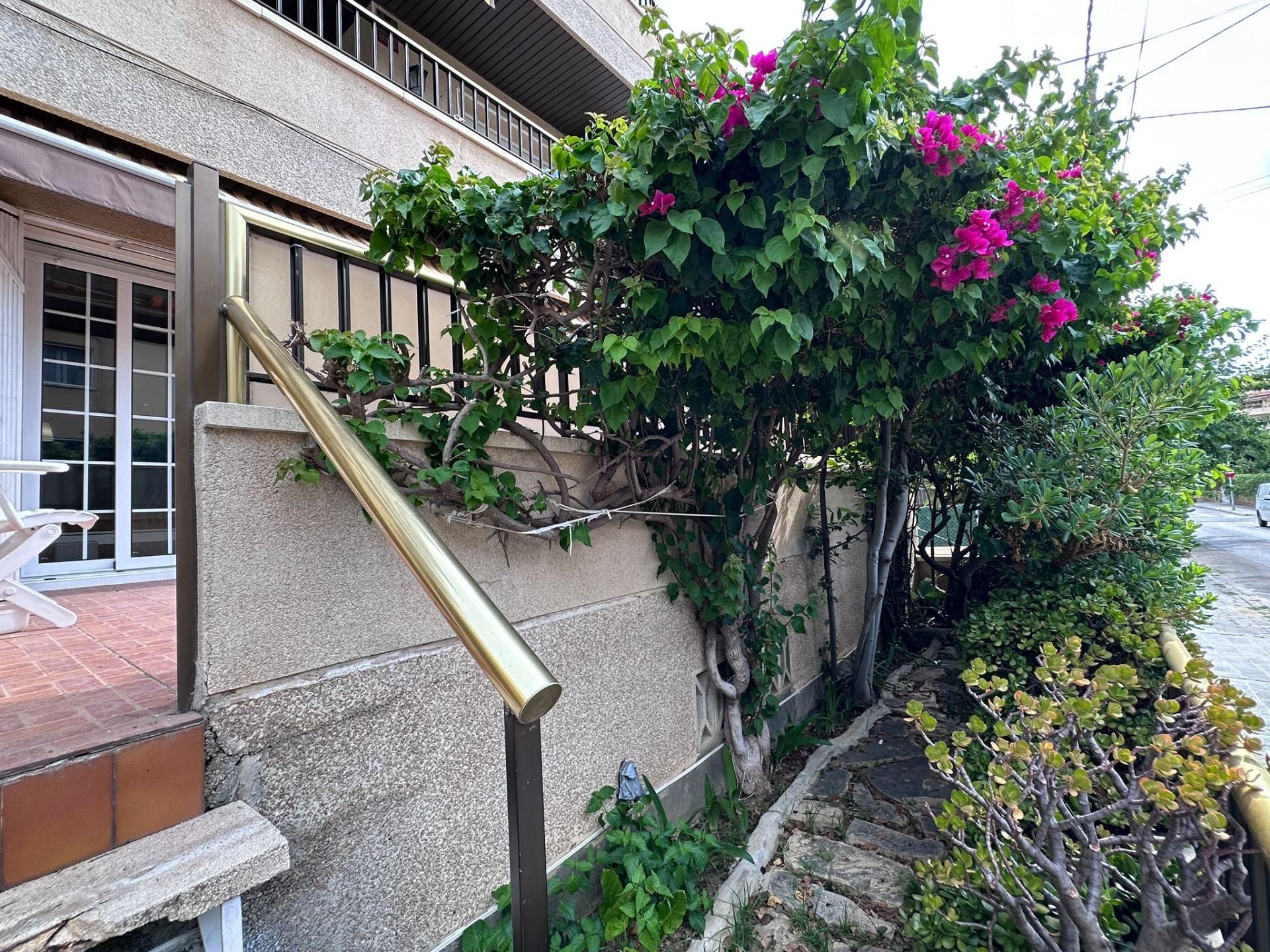 Vista exterior de Planta baixa en venda en Calafell amb Calefacció, Jardí privat i Terrassa