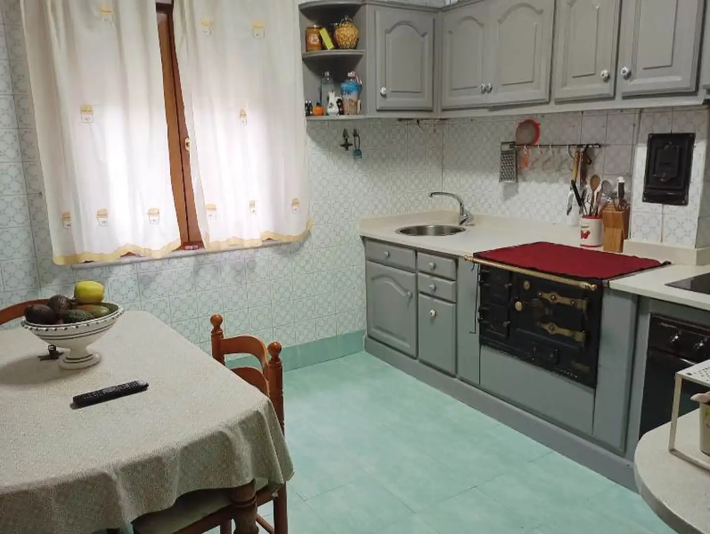 Cocina de Casa o chalet en venta en Los Corrales de Buelna  con Calefacción, Jardín privado y Terraza