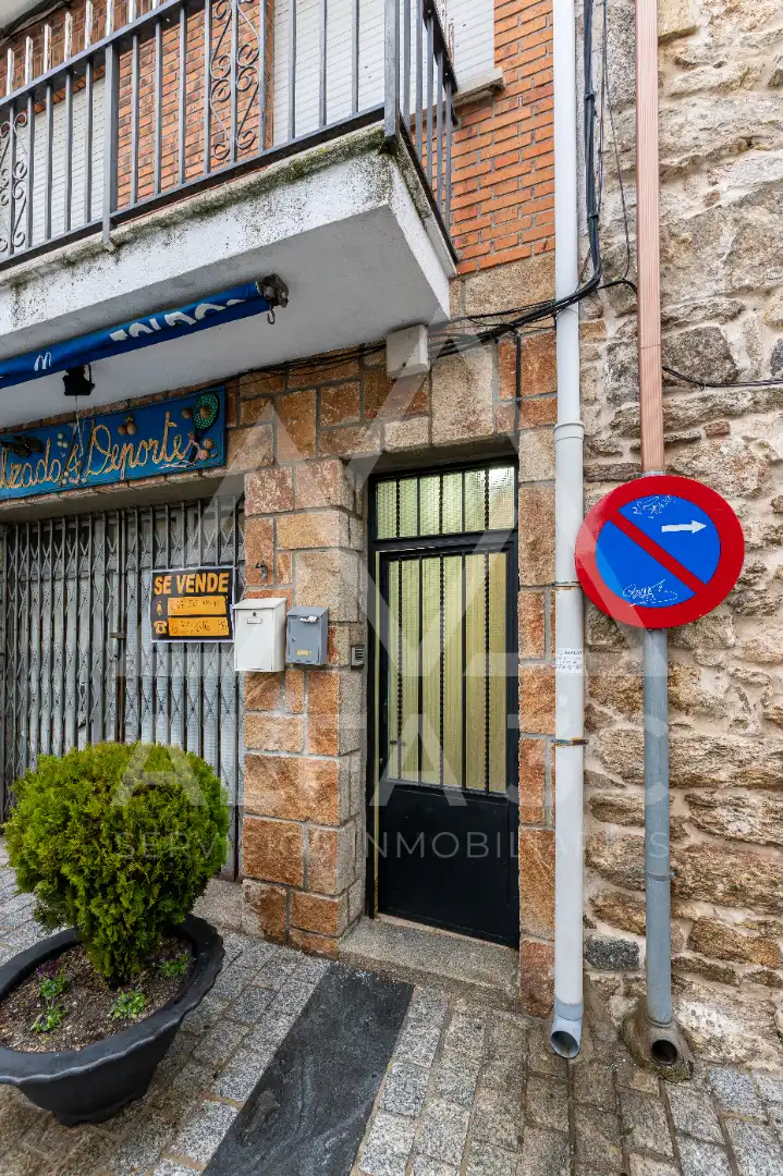 Außenansicht von Wohnung zum Verkauf in Miraflores de la Sierra mit Heizung, Terrasse und Ofen