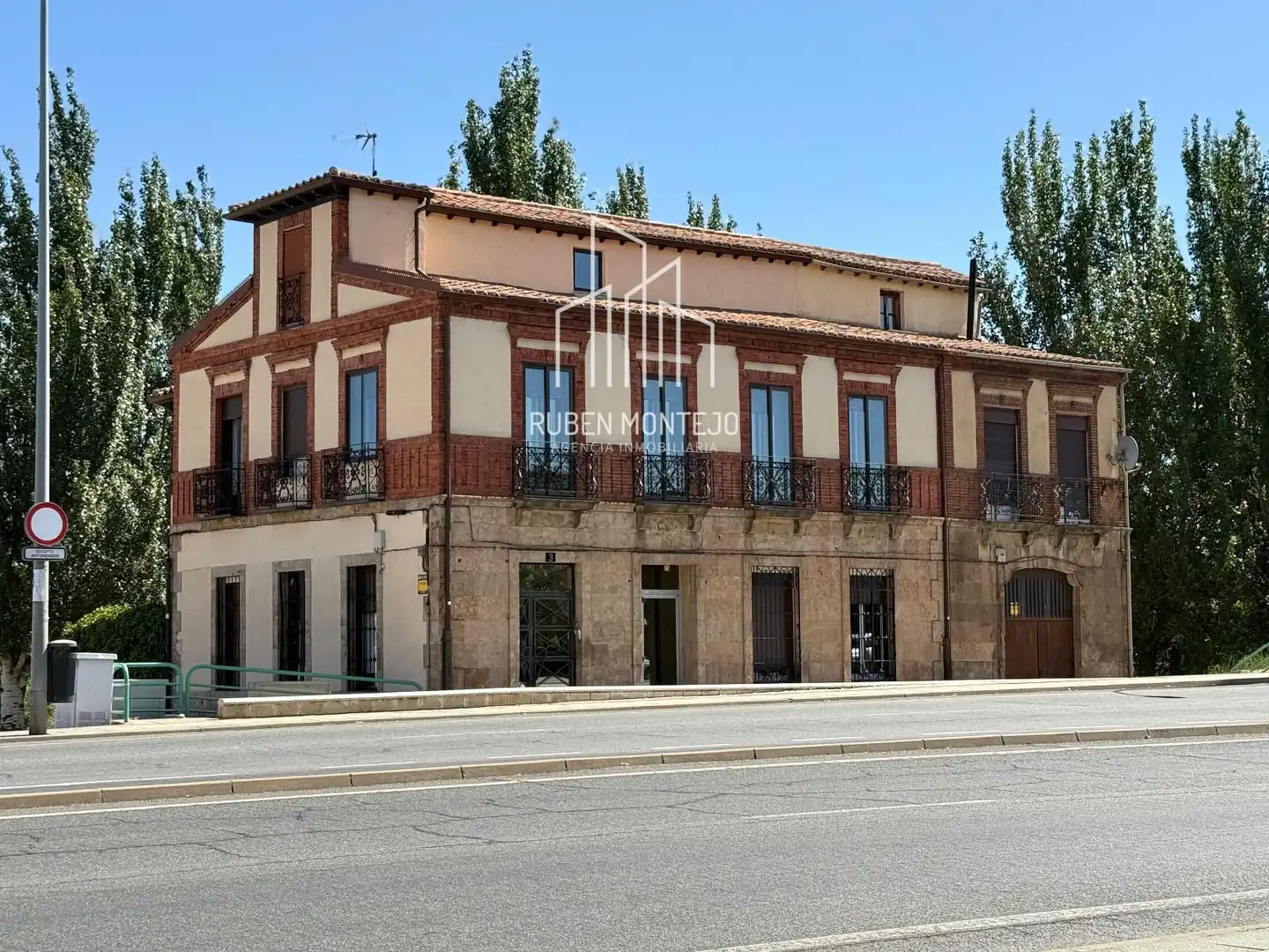 Außenansicht von Einfamilien-Reihenhaus zur Miete in Salamanca mit Heizung, Terrasse und Abstellraum