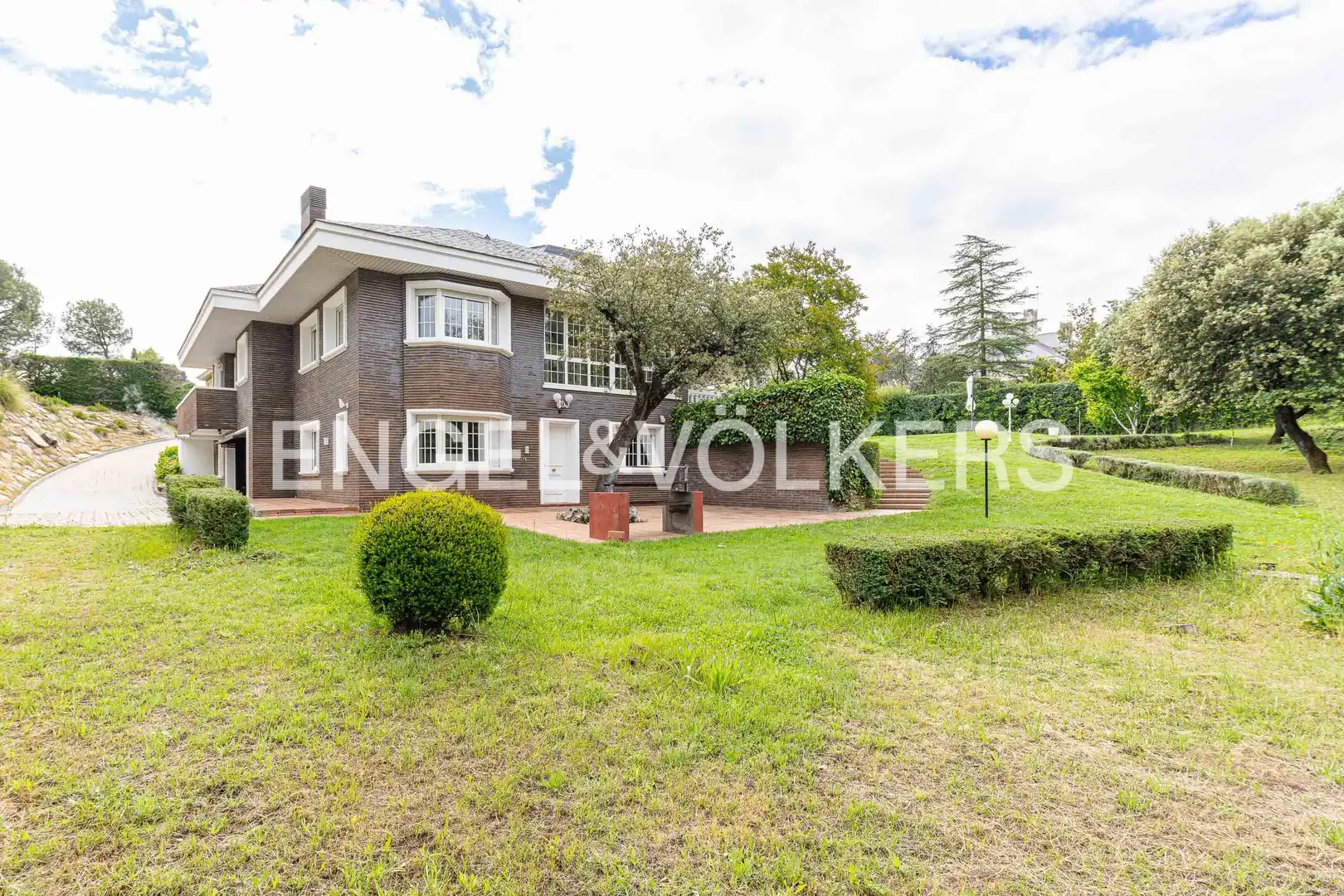 Vista exterior de Casa o chalet en venta en Pozuelo de Alarcón con Aire acondicionado, Calefacción y Jardín privado