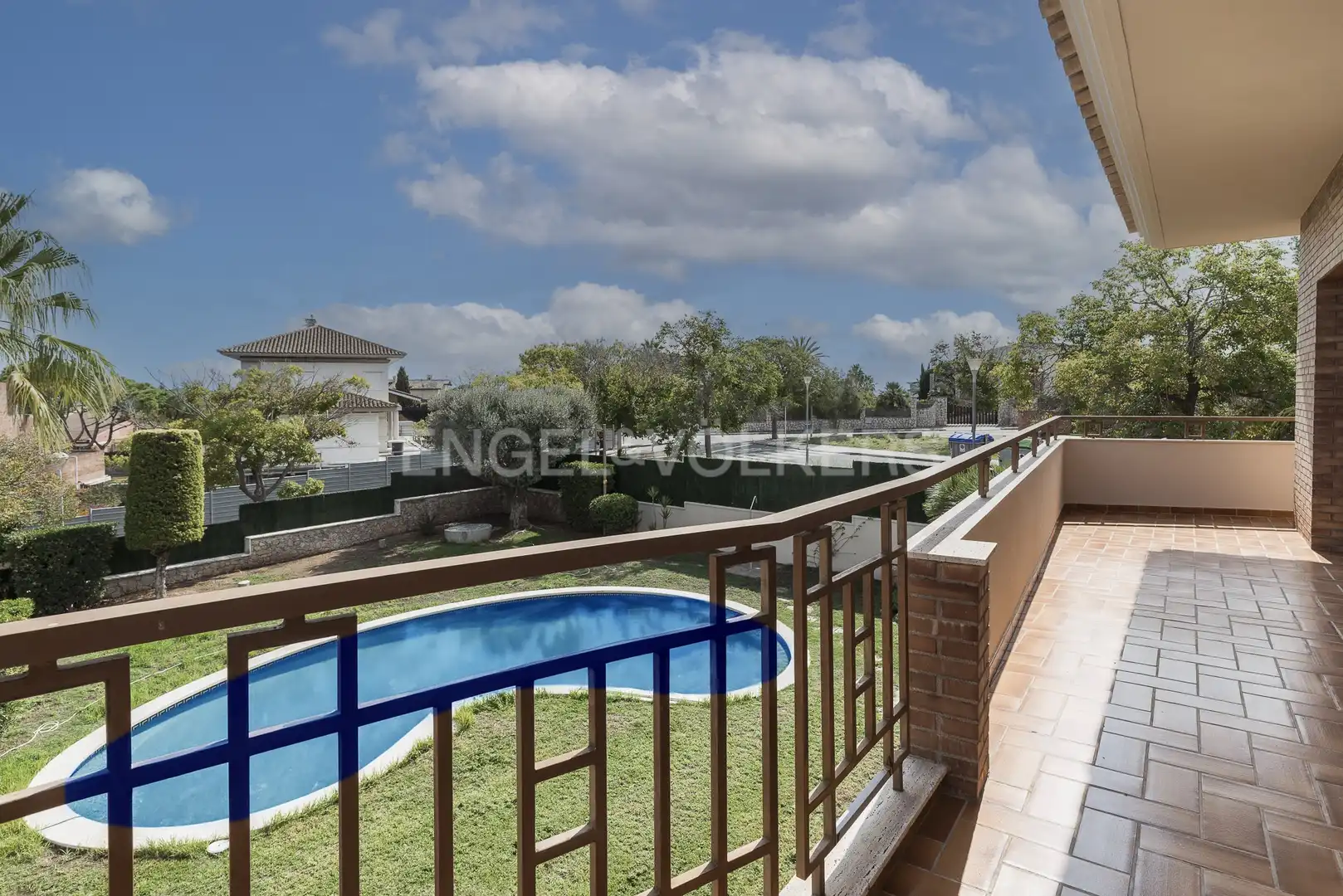 Piscina de Casa o xalet en venda en Vilanova i la Geltrú amb Aire condicionat, Calefacció i Jardí privat