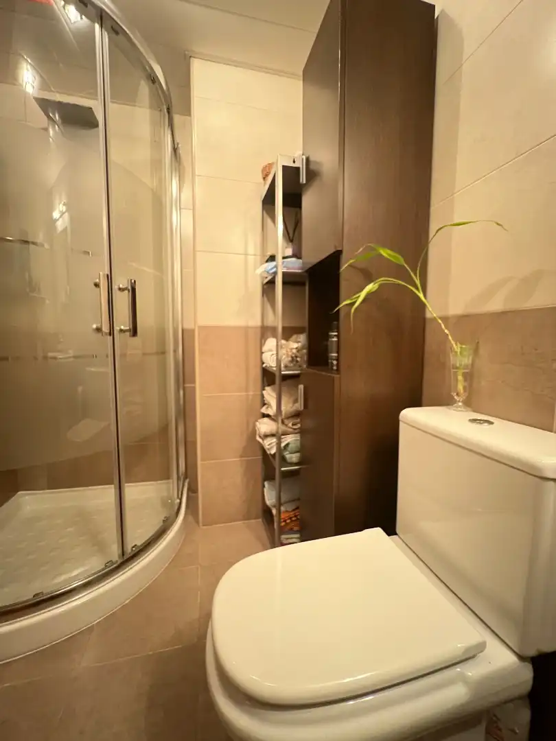 Badezimmer von Dachboden zum Verkauf in Salou mit Klimaanlage, Heizung und Privatgarten
