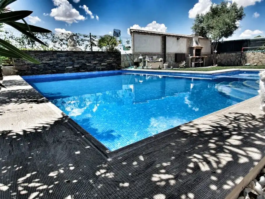 Chalet con piscina en venta en Avenida Aragoneses 1, imagen 2