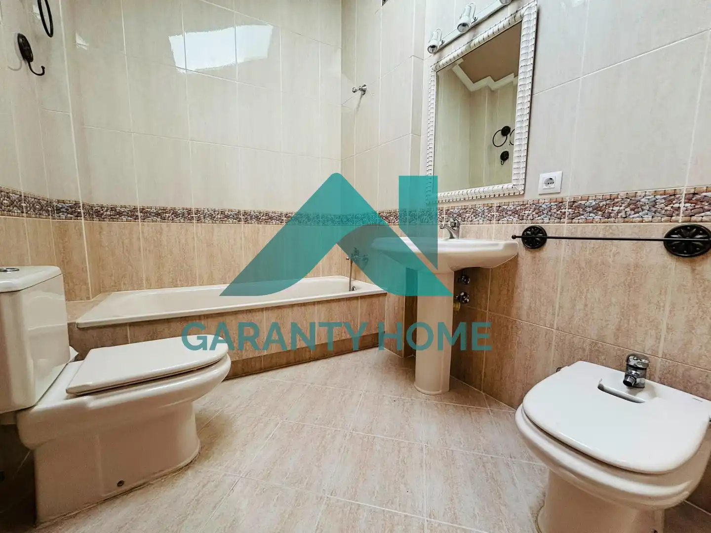 Baño de Dúplex de alquiler en Cáceres con Aire acondicionado, Calefacción y Parquet