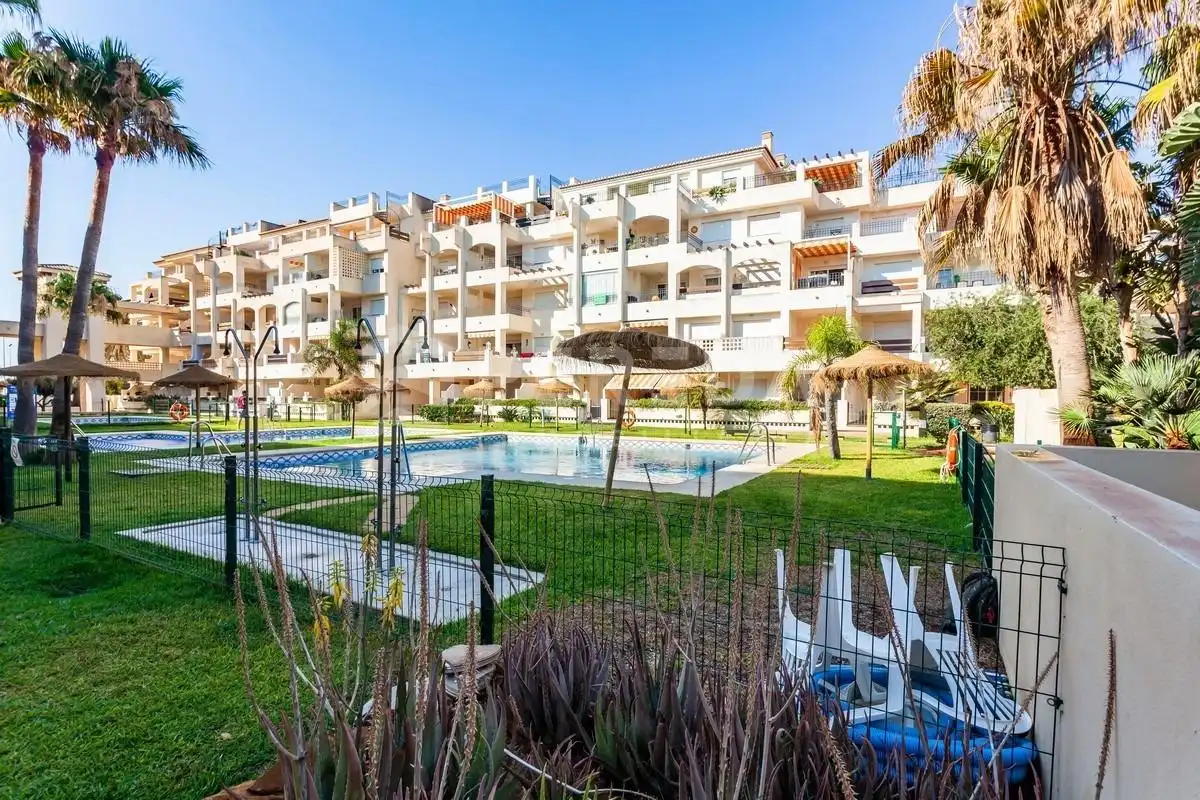 Vista exterior de Piso en venta en Roquetas de Mar con Aire acondicionado, Jardín privado y Terraza