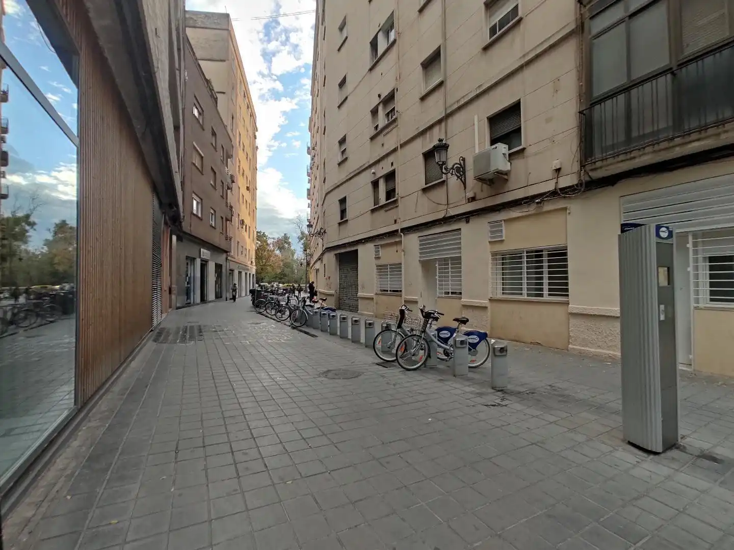 Außenansicht von Garage zum Verkauf in Valencia