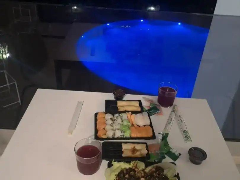 Wohnung zur Miete in Estepona mit Klimaanlage, Privatgarten und Schwimmbad