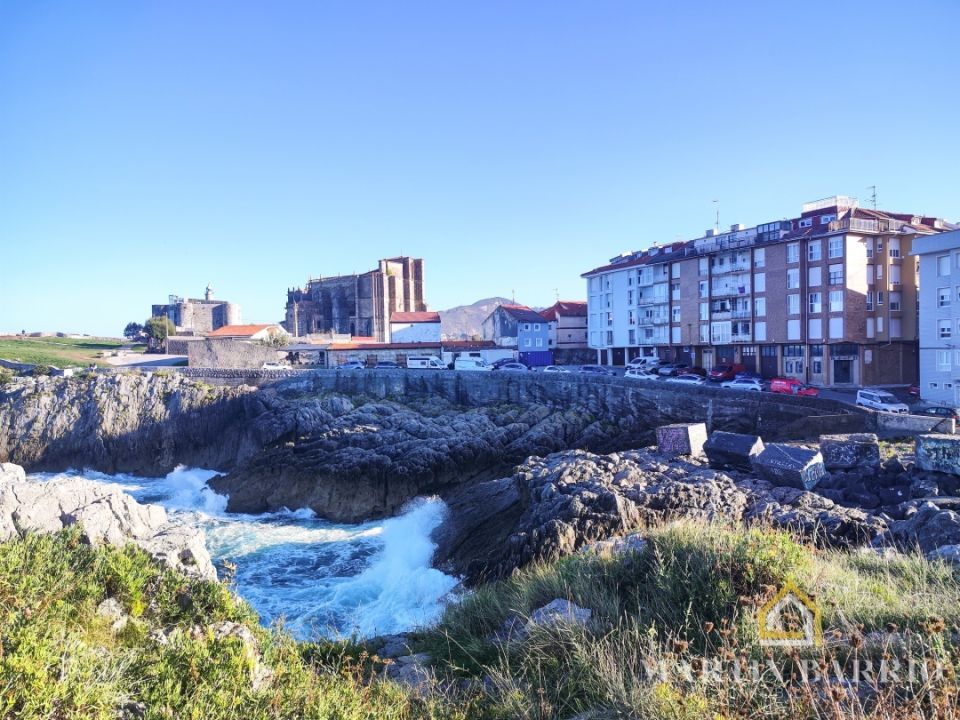 Vista exterior de Pis en venda en Castro-Urdiales amb Balcó i Alarma