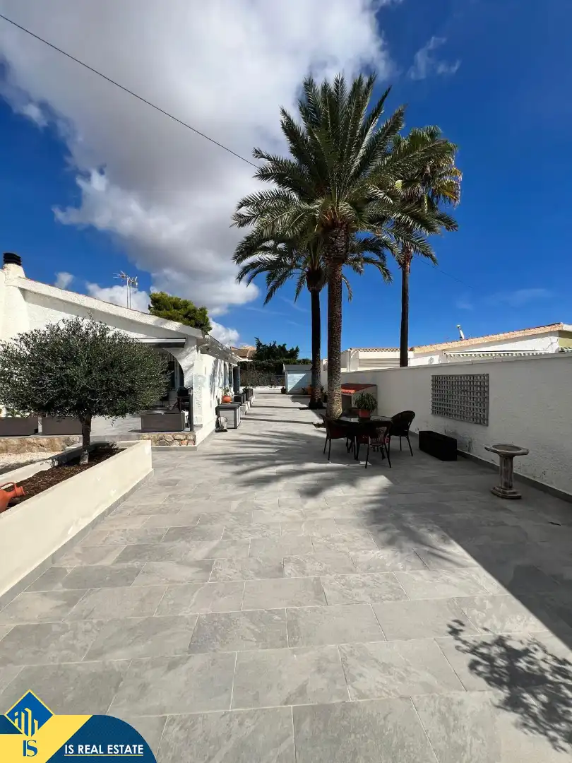 Casa amb jardí en venda a Nueva Torrevieja - Aguas Nuevas
