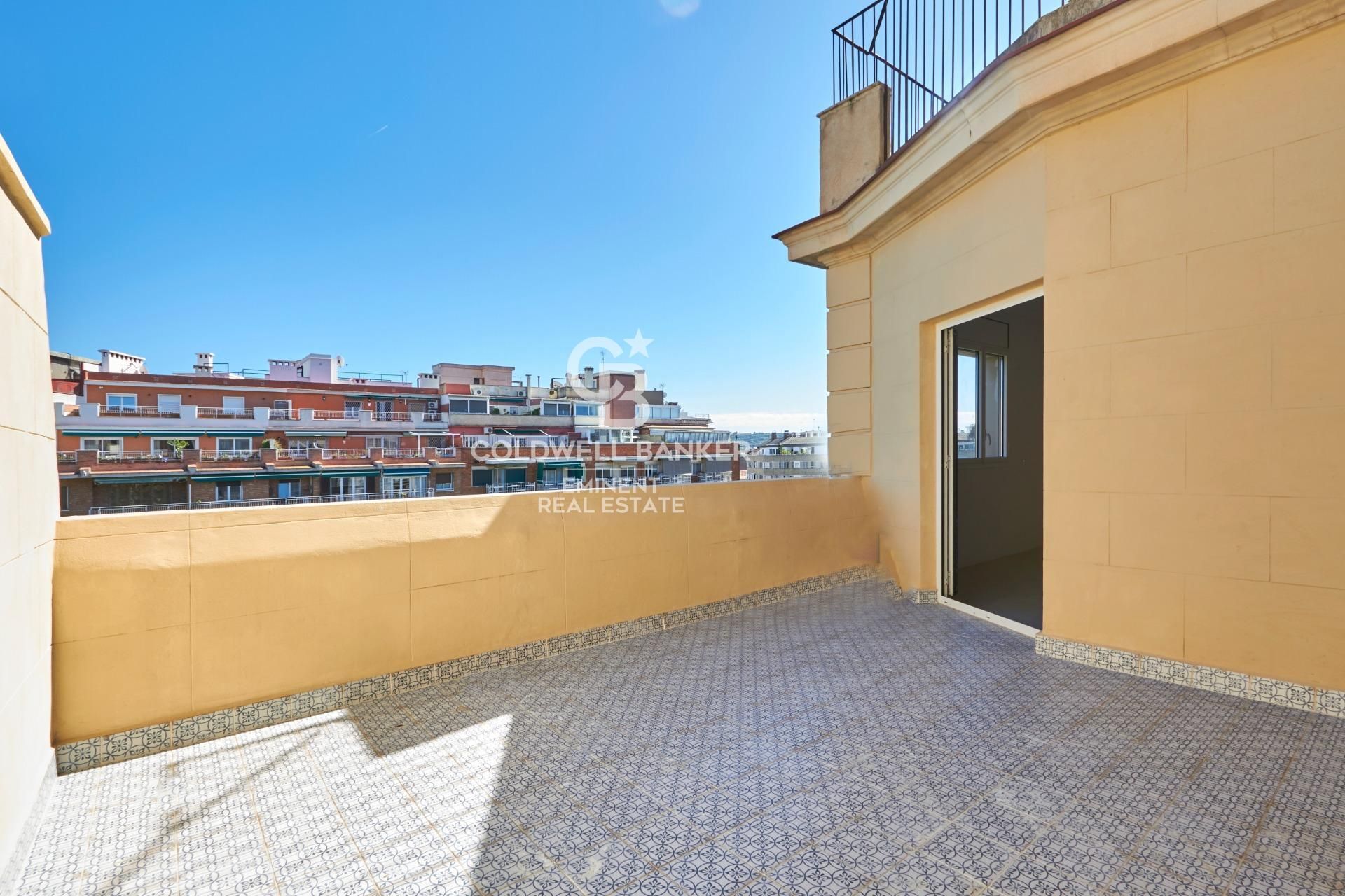 Exterior view of Attic for sale in  Barcelona Capital  with Air Conditioner, Parquet flooring and Terrace