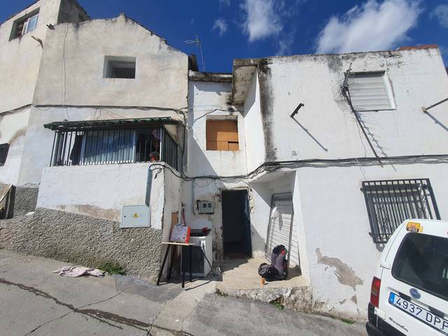 Casa adosada en Venta en Iznalloz