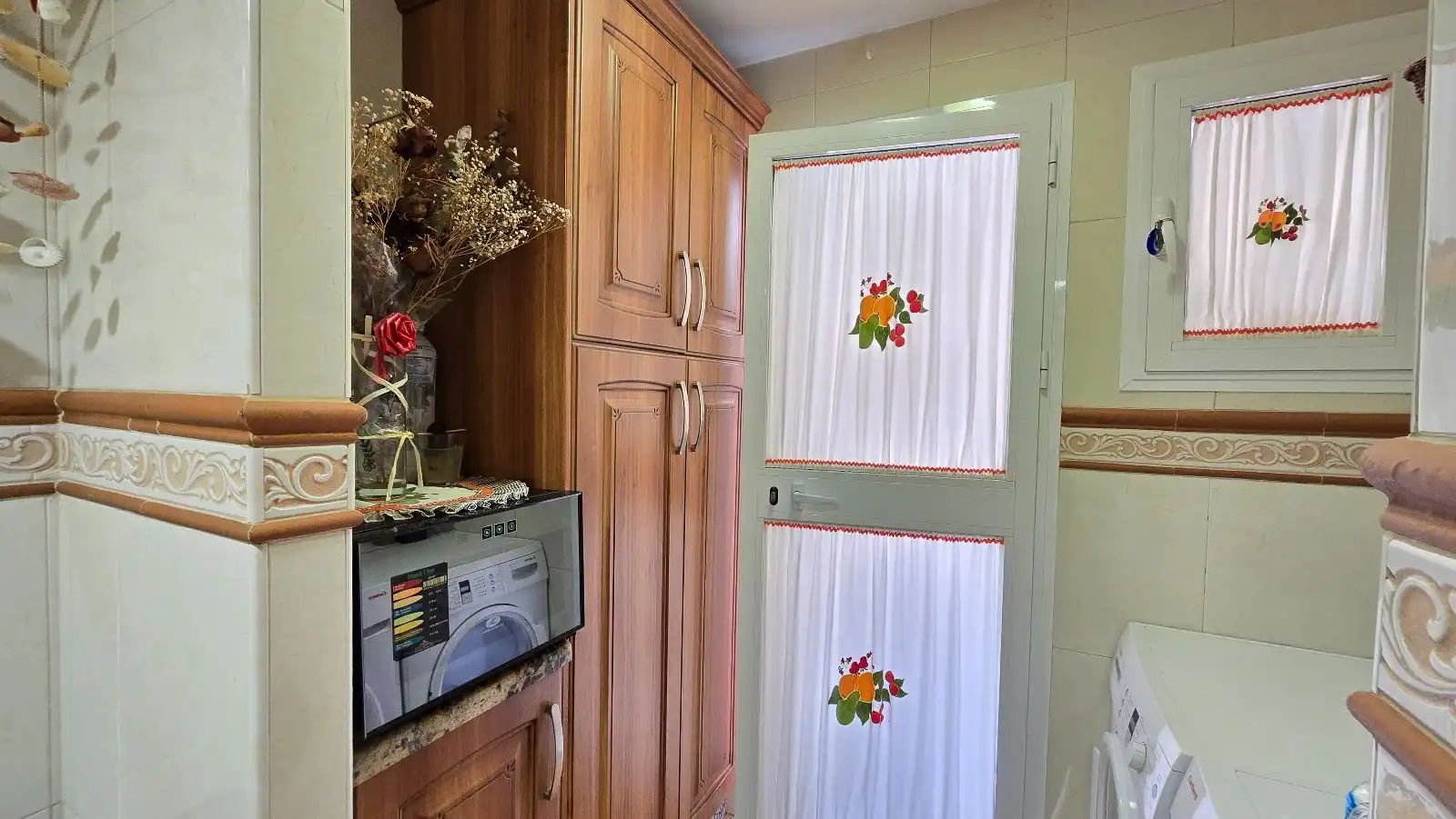 Küche von Einfamilien-Reihenhaus zum Verkauf in Málaga mit Klimaanlage, Heizung und Schwimmbad