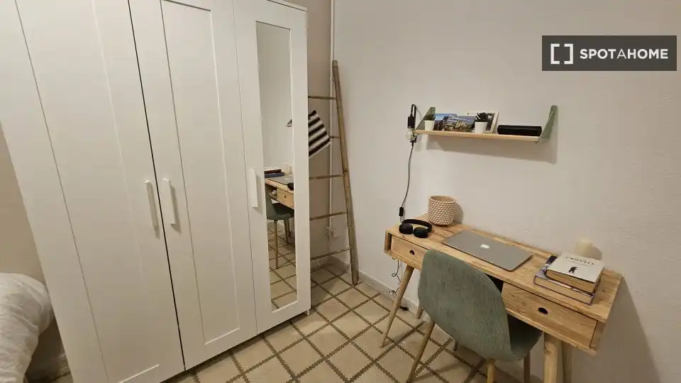 Bedroom of Flat for share in Barcelona  with Air Conditioner, Heating and Furnished